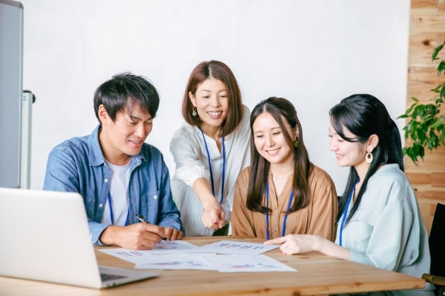 社内イベントの企画を立てるイメージ